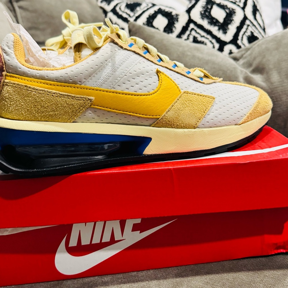 Nike Mens Air Max Pre-Day Sneakers with Yellow and Blue Accents Size 7